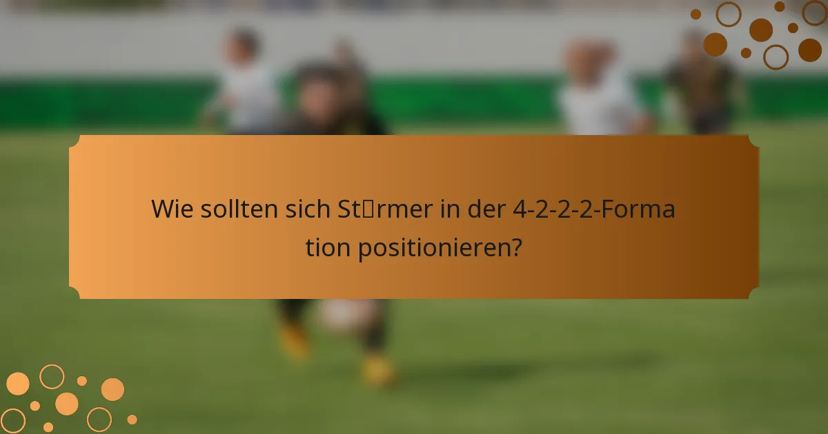 Wie sollten sich Stürmer in der 4-2-2-2-Formation positionieren?